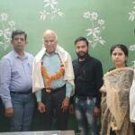 अलीगढ़ । जिला सूचना कार्यालय में आउटसोर्सिंग के माध्यम से कार्यरत वरिष्ठ लेखाकार कृष्ण कुमार कुलश्रेष्ट को उनकी सेवाओं से मुक्त करते हुए भावभीनी विदाई दी गई। श्री कुलश्रेष्ठ वर्ष 2018 में जिला सूचना कार्यालय अलीगढ़ से ही सेवा अर्हता पूर्ण कर सेवानिवृत्त हुए थे। उनकी कार्य कुशलता एवं दक्षता के दृष्टिगत विभाग द्वारा उनको पुनः आउटसोर्स पर रखा गया था। स्वास्थ्य संबंधी समस्याओं के दृष्टिगत श्री कुलश्रेष्ठ द्वारा कार्यालय आने में असमर्थता जताते हुए आगे कार्य न करने का प्रार्थना पत्र दिया। 
सहायक निदेशक संदीप कुमार ने वरिष्ठ लेखाकार श्री कुलश्रेष्ठ को एक बार पुनः सेवानिवृत्त होने पर माल्यार्पण कर एवं शॉल ओढ़ाकर सम्मानित किया। उन्होंने श्री कृलश्रेष्ठ के उत्तम स्वास्थ्य की कामना करते हुए कहा कि आपके अनुभवों का भरपूर लाभ जिला सूचना कार्यालय को प्राप्त हुआ। आपका एक बार पुनः सेवानिवृत्त होना विभाग के लिए अपूर्णनीय क्षति है। इस अवसर पर प्रचार सहायक सौरभ शर्मा, माधव शर्मा, तेजप्रकाश पुण्ढ़ीर, अनीता भारद्वाज एवं पवन कुमार ने भी श्री कुलश्रेष्ठ के दीर्घायु जीवन की कामना करते हुए माल्यार्पण कर विदाई दी। 
-